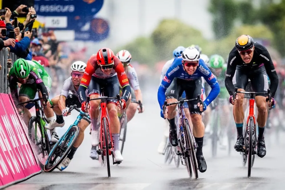 Tay đua 38 tuổi gặp sự cố gần vạch đích chặng 5.