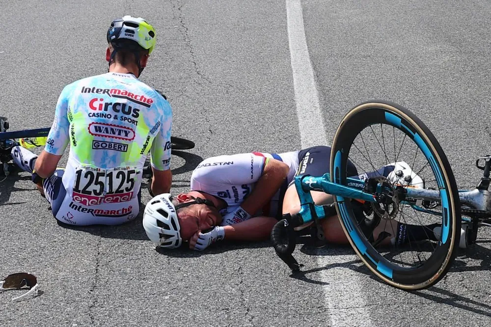 Cavendish té ngã ở chặng thi đấu thứ 6 Giro d&apos;Italia 2023.