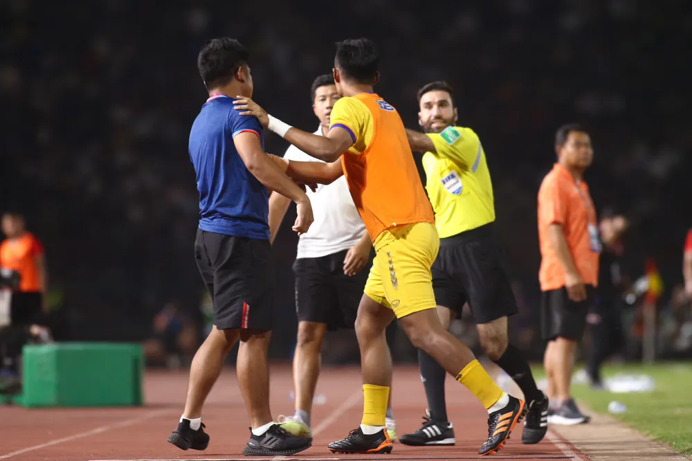 Thủ môn dự bị và BHL đội tuyển U-22 Thái Lan tham gia vụ ẩu đả tại chung kết bóng đá nam SEA Games 32. Ảnh: ANH PHƯƠNG