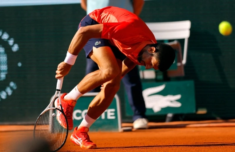 Novak Djokovic chao đảo trong trận đấu với Fokina. Ảnh: REUTERS
