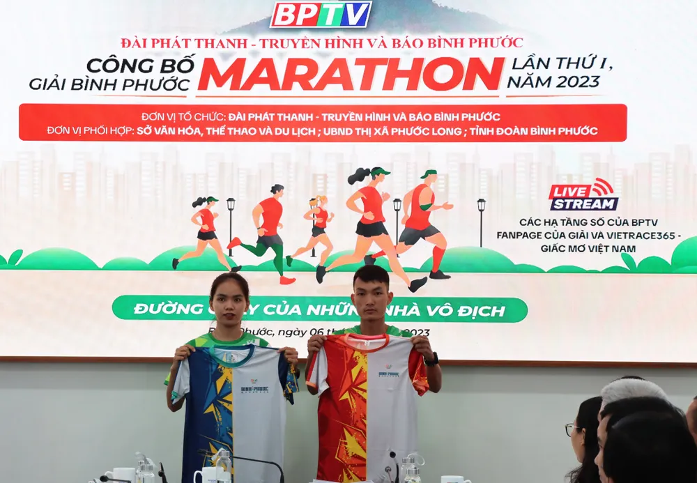 Hai VĐV Hoàng Thị Ngọc Hoa và Hoàng Nguyên Thanh giới thiệu áo đấu giải Bình Phước marathon 2023. Ảnh: BTC Hai VĐV Hoàng Thị Ngọc Hoa và Hoàng Nguyên Thanh giới thiệu áo đấu giải Bình Phước marathon 2023. Ảnh: BTC