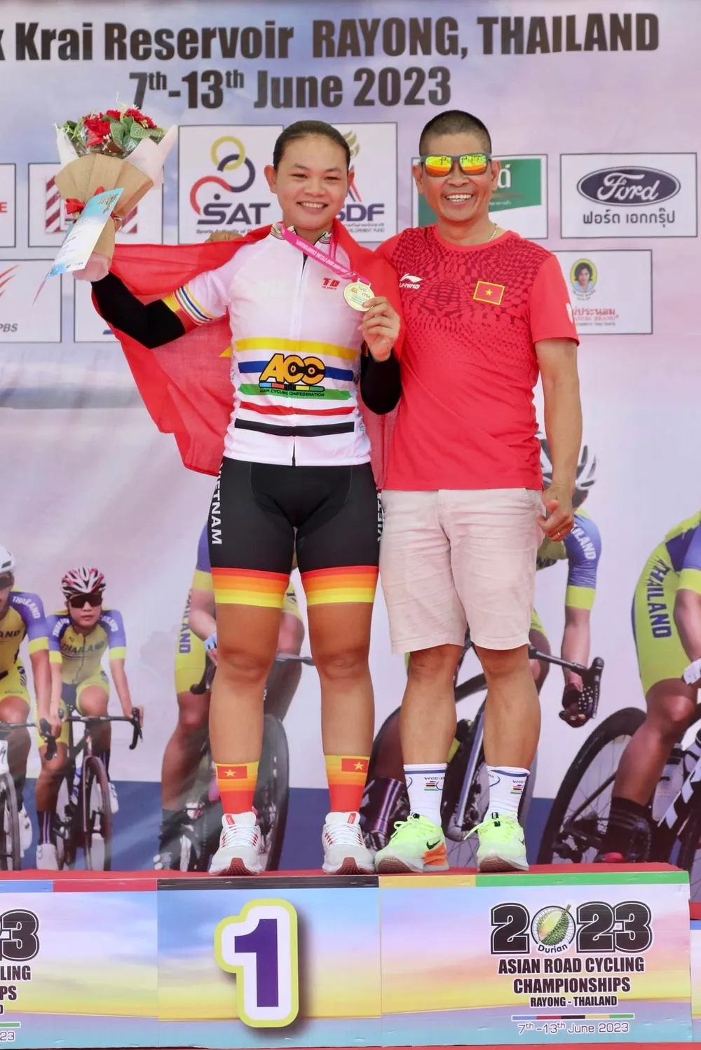 Tay đua Bé Hồng chụp ảnh cùng thầy Mai Công Hiếu. Tay đua Bé Hồng chụp ảnh cùng thầy Mai Công Hiếu.