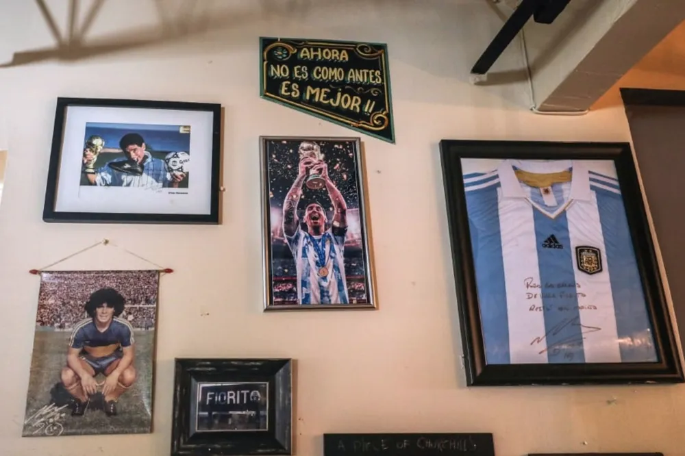 Hình ảnh danh thủ Maradona và Messi được bày trí ở nhà hàng Argentina Fiorito tại Miami, Florida. Ảnh: AFP