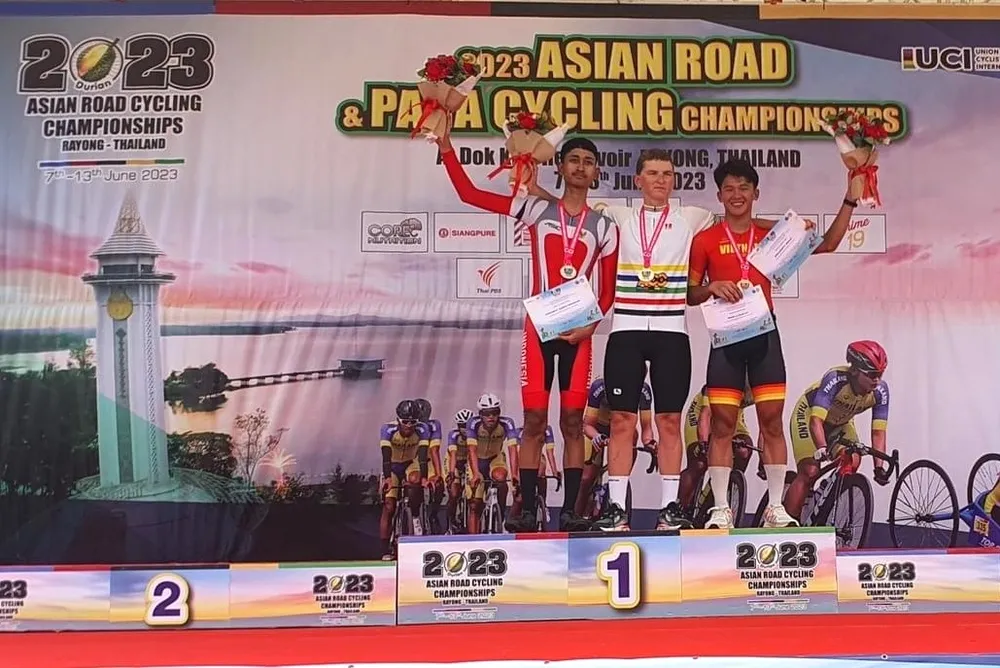 Xuân Lộc (phải) trên bục nhận chiếc HCĐ nam trẻ. Xuân Lộc (phải) trên bục nhận chiếc HCĐ nam trẻ.