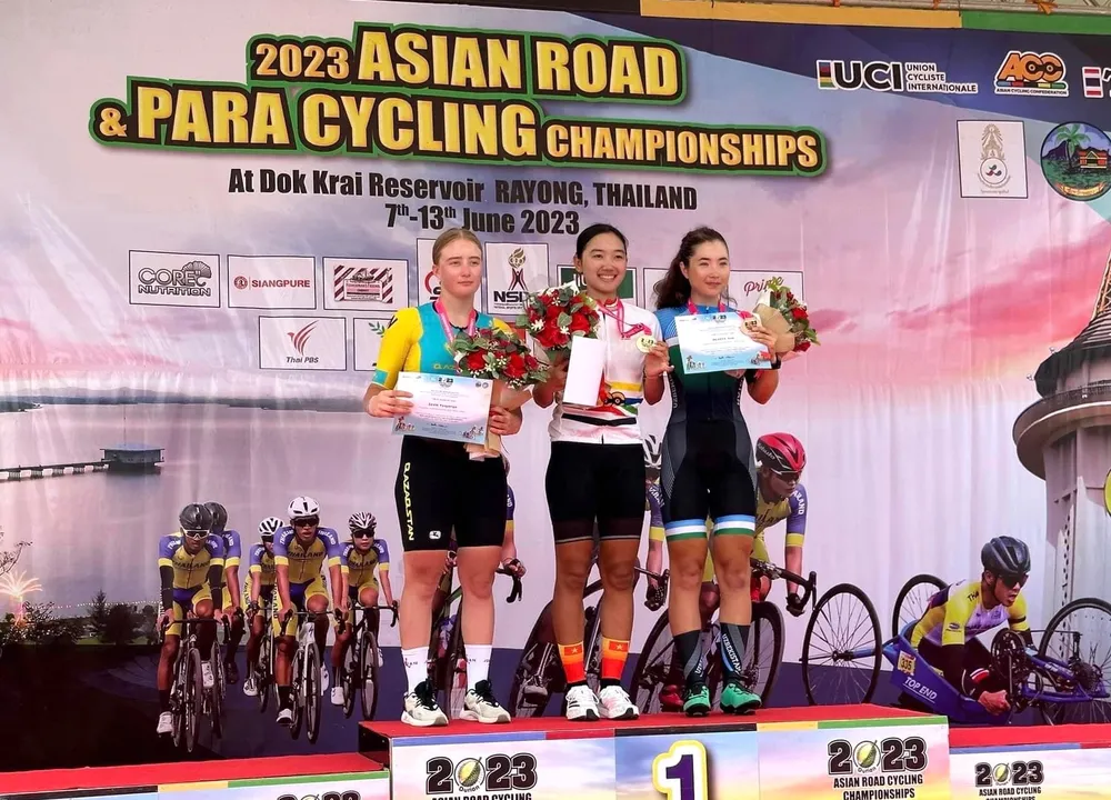 Ngọc Thảo (giữa) nhận HCV xe đạp nữ trẻ châu Á. ẢNH: MCH