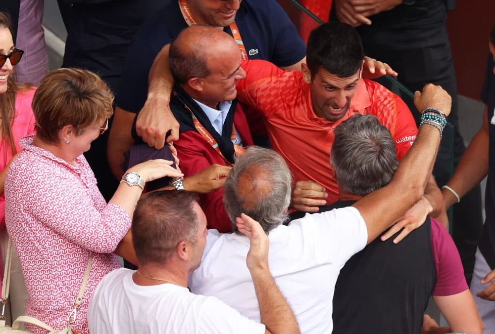 Djokovic ăn mừng chiến thắng cùng ban huấn luyện. Ảnh: GETTY