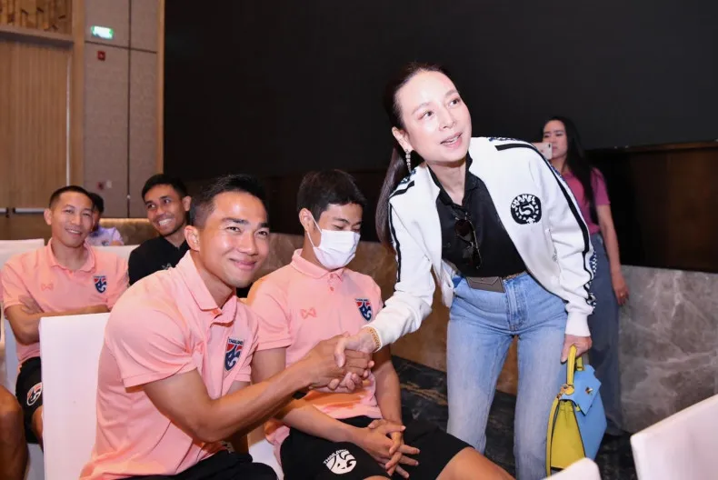 &quot;Messi Thái&quot; bắt tay tại buổi ra mắt trưởng đoàn Madam Phan. Ảnh: BKP