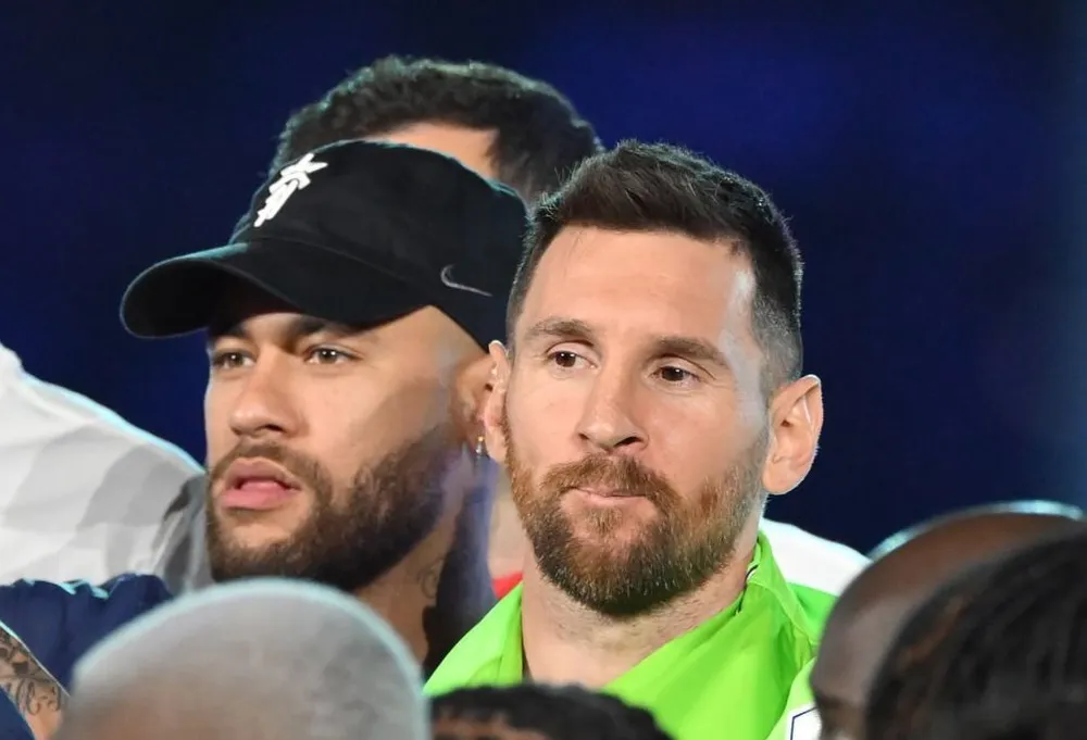 Hình ảnh cuối cùng của Messi, đứng cạnh người bạn thân Neymar trong màu áo PSG. Ảnh: GETTY