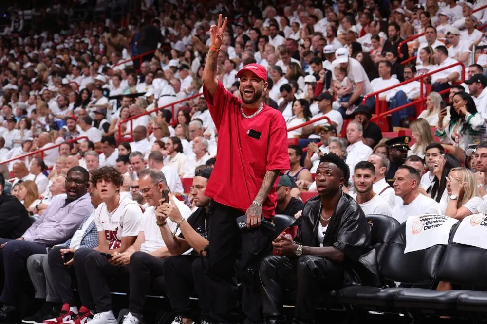 Trong thời gian nghỉ dưỡng thương, Neymar liên tục xuất hiện tại các trận đấu của giải bóng rổ nhà nghề Mỹ. Ảnh: GETTY