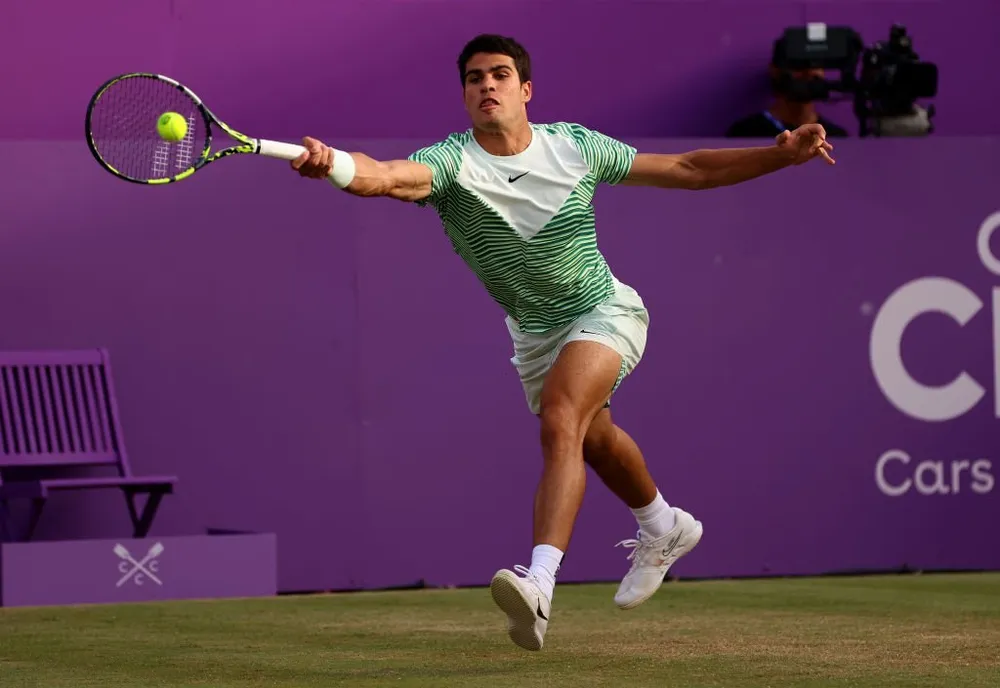 Alcaraz tiết lộ, anh học cách di chuyển trên sân cỏ từ hai tiền bối Murray và Federer. Ảnh: GETTY