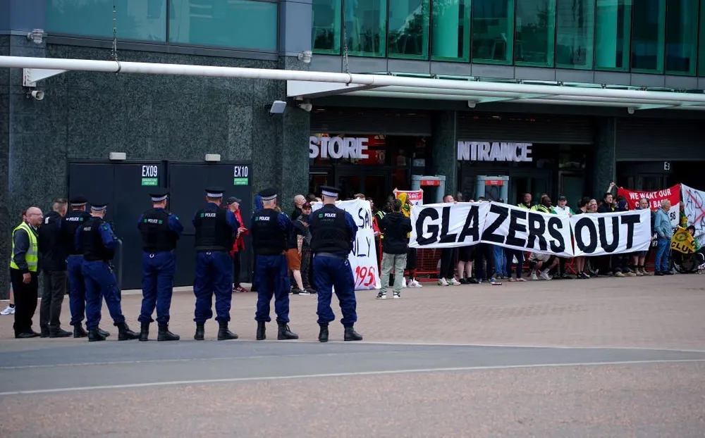Lực lượng cảnh sát tham gia giữ trật tự tại sân Old Trafford. Ảnh: GETTY