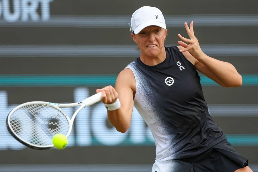 Số 1 nữ thế giới Swiatek lần đầu vào bán kết một giải đấu trên mặt sân cỏ. Ảnh: GETTY