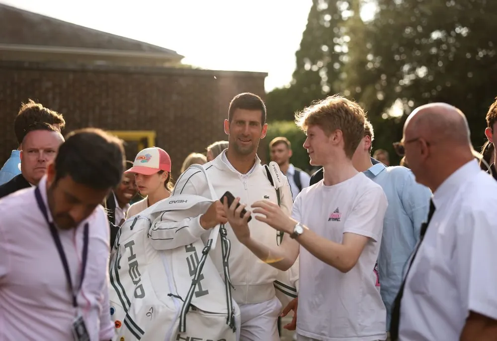 Người hâm mộ Wimbledon chụp ảnh lưu niệm với Djokovic. Ảnh: GETTY Người hâm mộ Wimbledon chụp ảnh lưu niệm với Djokovic. Ảnh: GETTY