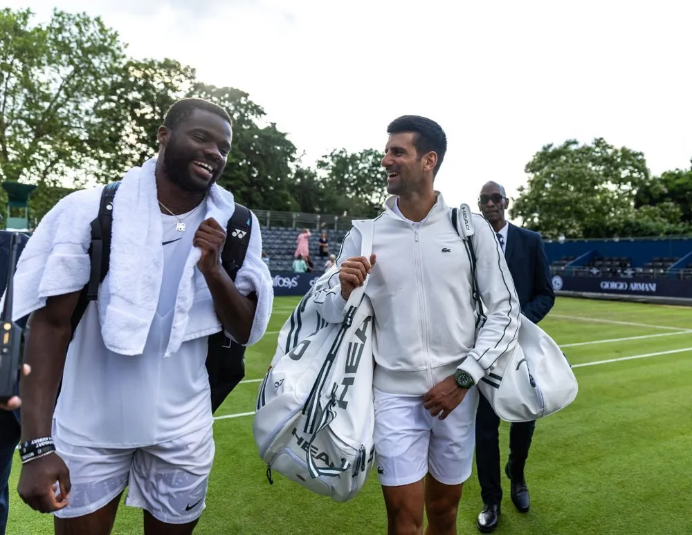 Frances Tiafoe và Djokovic tập luyện trước thềm Wimbledon. Ảnh: GETTY Frances Tiafoe và Djokovic tập luyện trước thềm Wimbledon. Ảnh: GETTY
