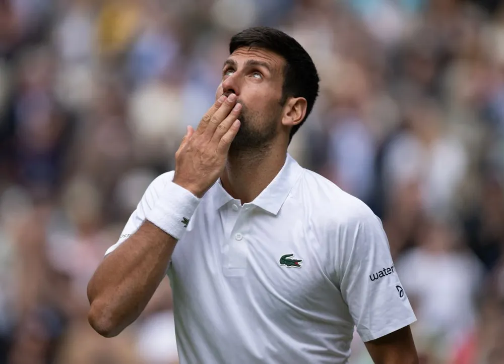 Djokovic cảm tạ ơn trên sau chiến thắng nhanh tại vòng 1 Wimbledon 2023. Ảnh: GETTY Djokovic cảm tạ ơn trên sau chiến thắng nhanh tại vòng 1 Wimbledon 2023. Ảnh: GETTY