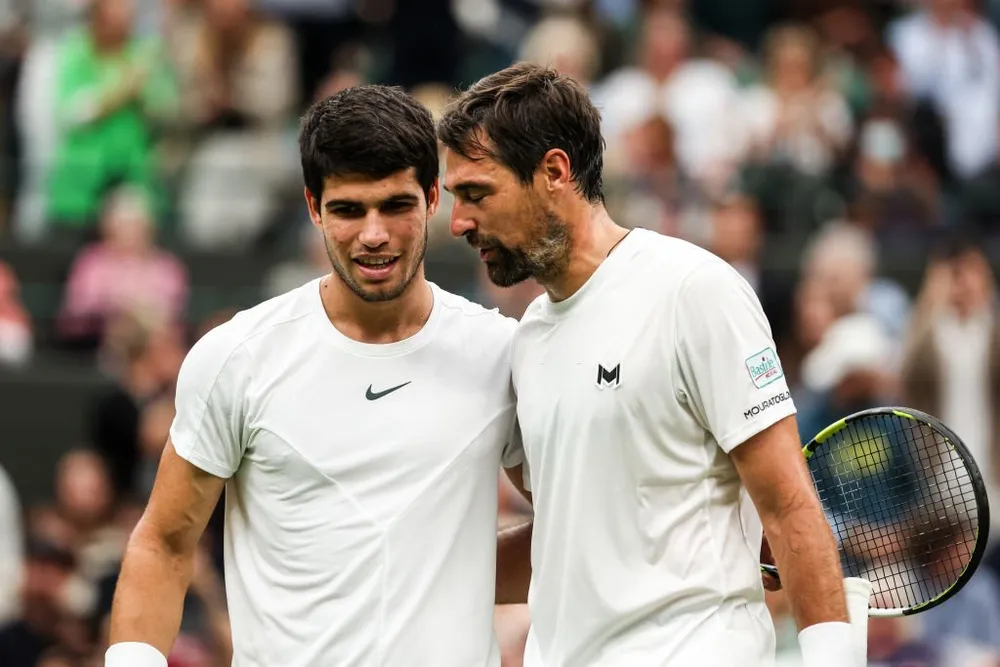 Alcaraz chia sẻ với tiền bối Chardy sau chiến thắng vòng 1. Ảnh: GETTY