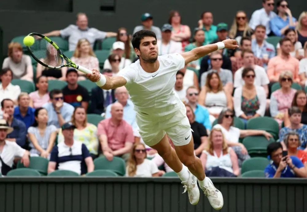 Alcaraz trong một pha bay người cứu bóng. Ảnh: REUTERS