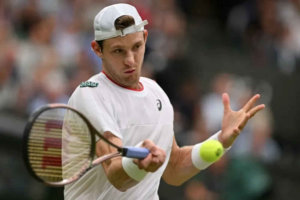 Jarry trở thành đối thủ đầu tiên khiến Alcaraz để mất set đấu tại Wimbledon 2023. Ảnh: REUTERS