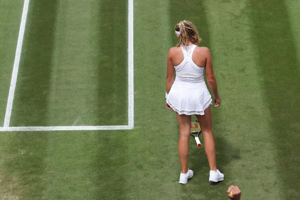 Tay vợt 16 tuổi sau hai lần ném vợt đã bị trọng tài chính phạt điểm. Ảnh: GETTY