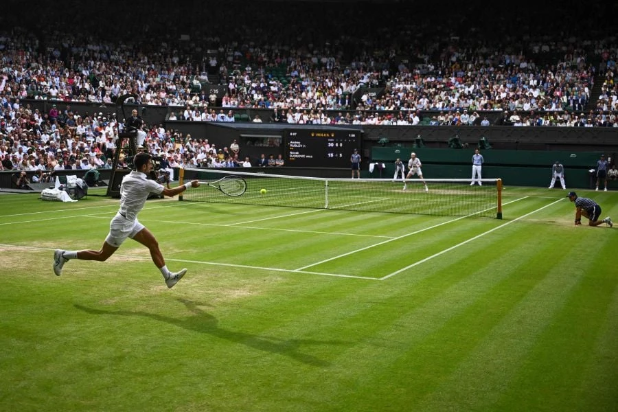 Djokovic gặp áp lực khi bị Rublev dồn sâu về sau vạch cuối sân. Ảnh: GETTY