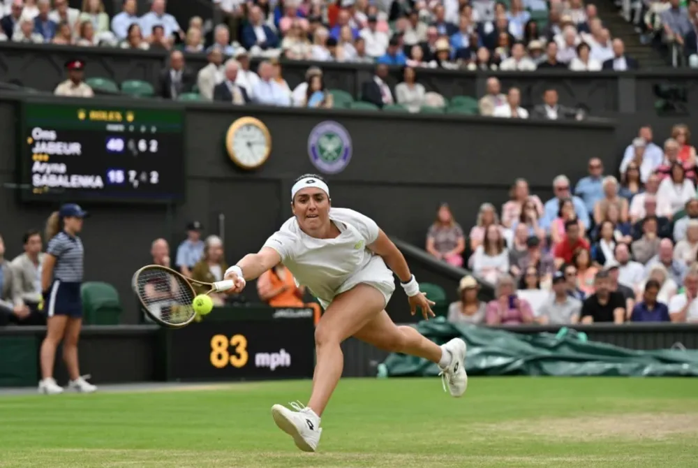 Á quân Ons Jabuer rất quyết tâm đoạt chức vô địch tại chung kết Wimbledon. Ảnh: GETTY
