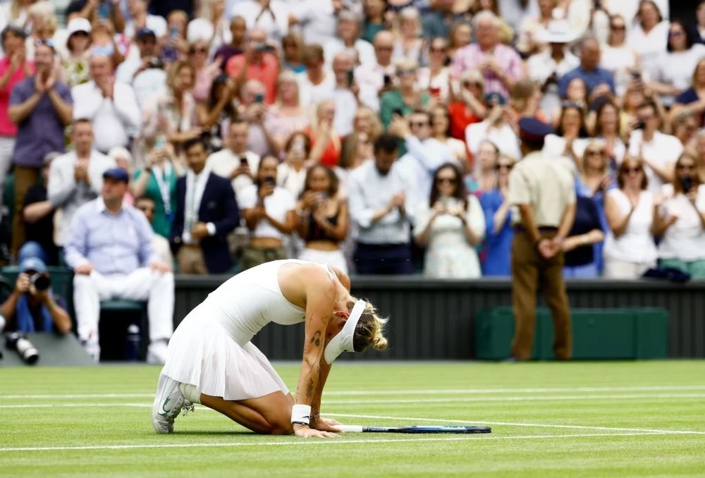 Vondrousova đổ gục xuống sân sau chiến thắng để đời. Ảnh: GETTY