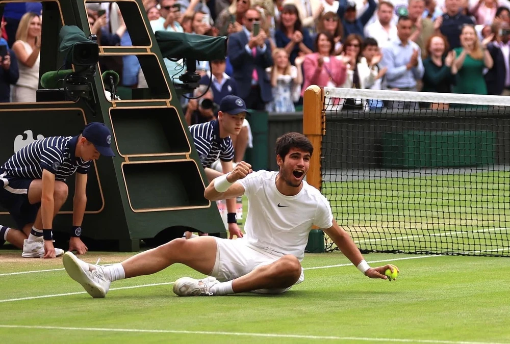 Alcaraz ăn mừng sau khi đánh bại Djokovic ở chung kết Wimbledon. Ảnh: GETTY