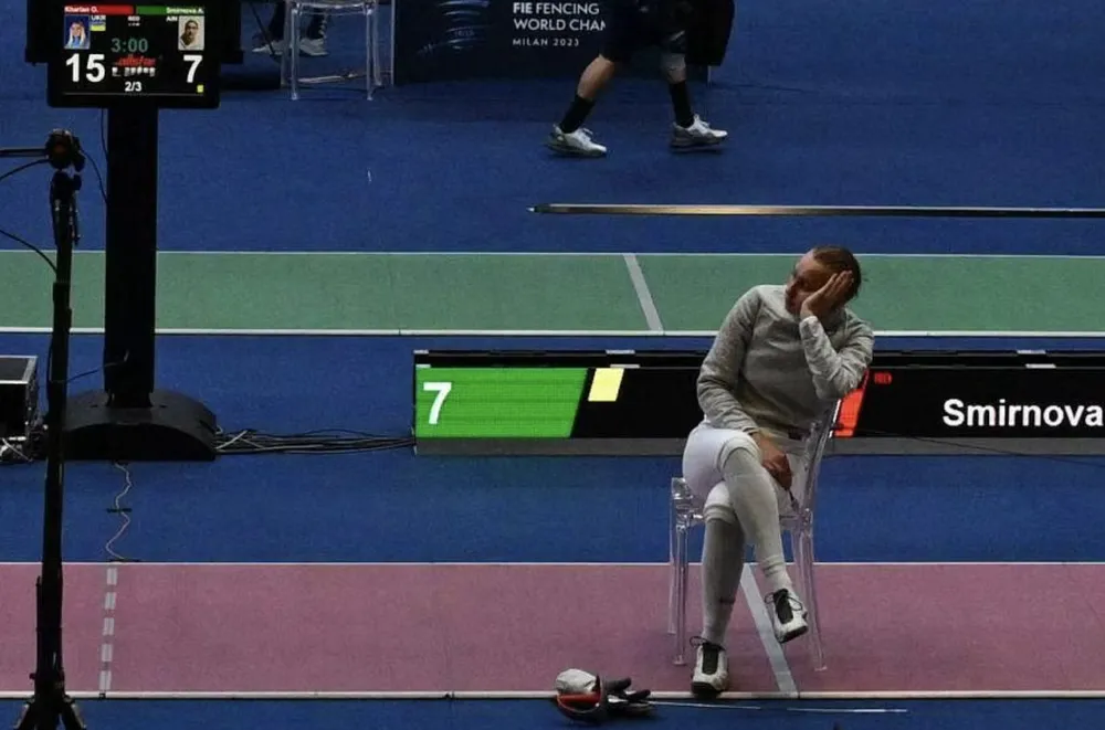 Tay kiếm người Nga, Smirnova ngồi lại trên sàn đấu phản đối hành động của Kharlan. Ảnh: AFP