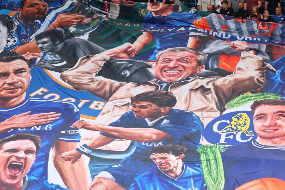 Áp phích cổ động của CLB Chelsea dưới thời ông chủ cũ Abramovich. Ảnh: GETTY