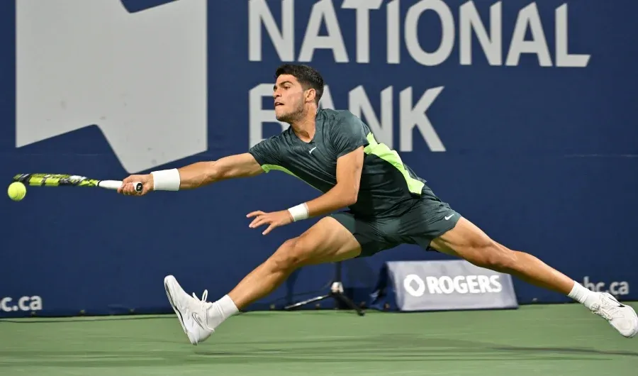 Alcaraz trong một pha cứu bóng bất thành. Ảnh: GETTY