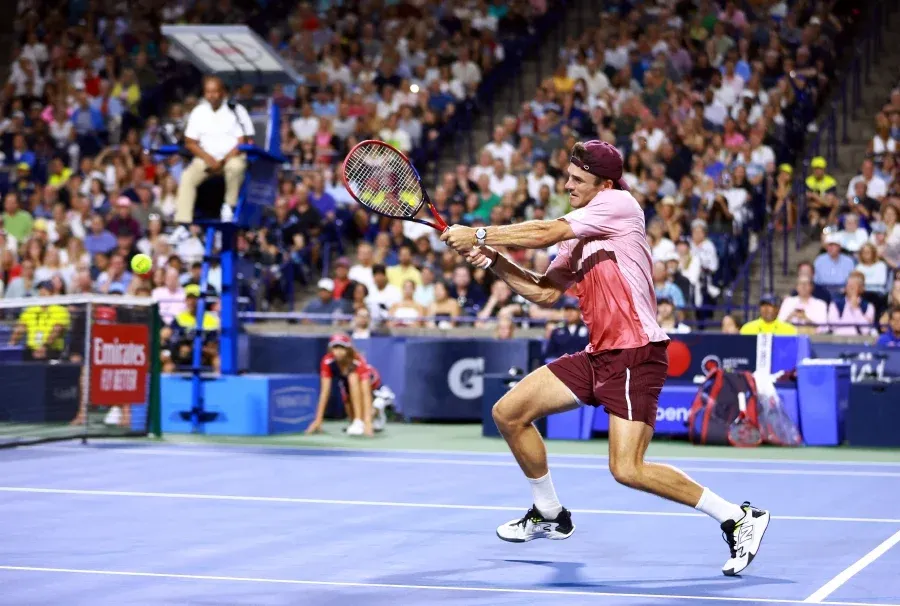 Tommy Paul lần thứ hai đánh bại tay vợt số 1 thế giới Alcaraz. Ảnh: GETTY