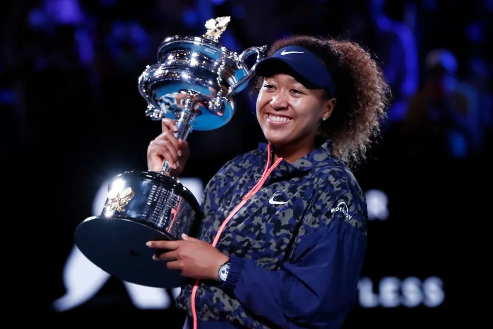 Cựu số 1 nữ thế giới Naomi Osaka nâng cúp vô địch úc mở rộng 2021. Ảnh: GETTY