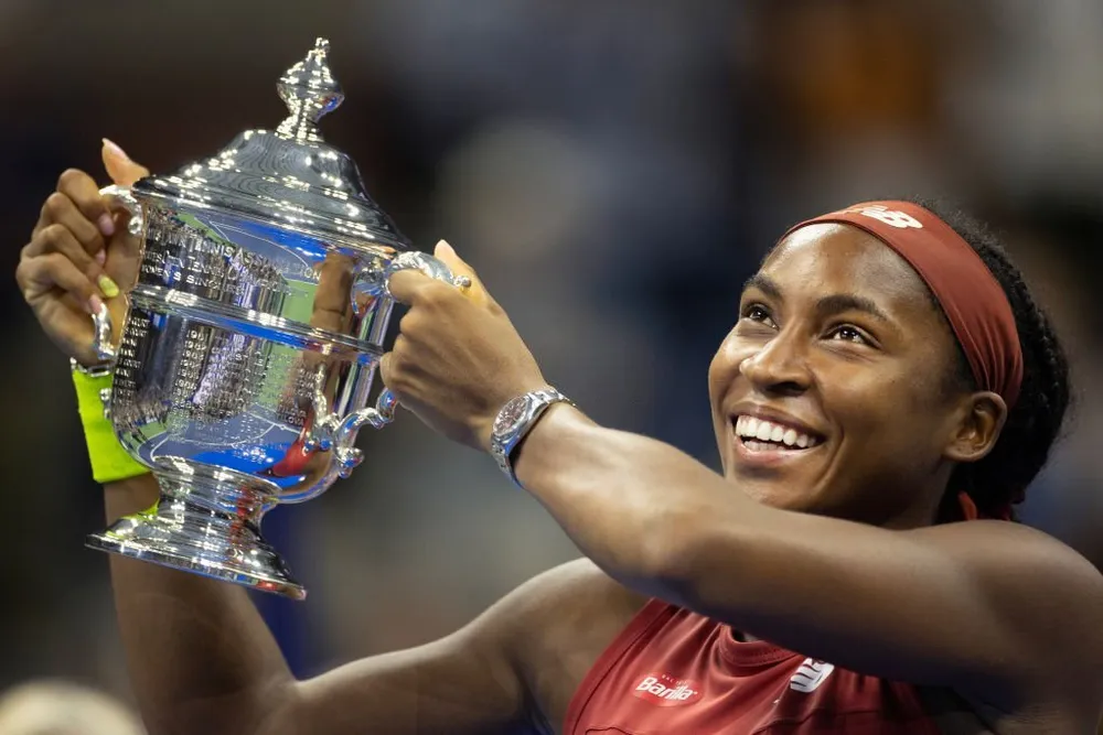 &quot;Tay vợt tuổi teen&quot; nâng cúp tại New York. Ảnh: GETTY