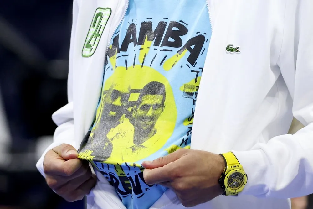 Djokovic khoe hình chiếc áo vinh danh ngôi sao bóng rổ Kobe Bryant. Ảnh: GETTY