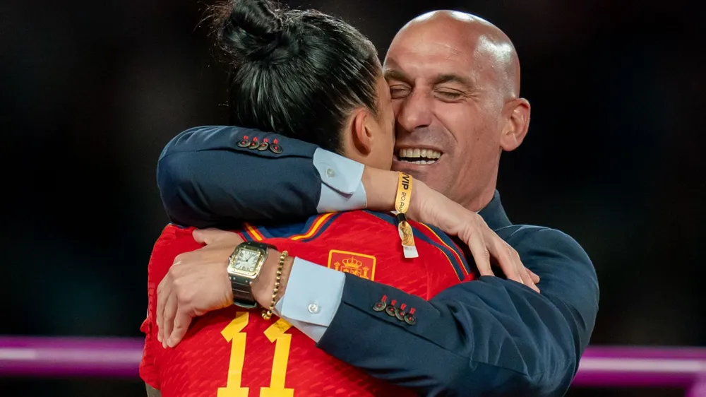 Cựu chủ tịch RFEF Rubiales ôm nữ cầu thủ Hermoso tại lễ trao giải World Cup nữ. Ảnh: AFP chu-tich-rubiales-1.jpeg