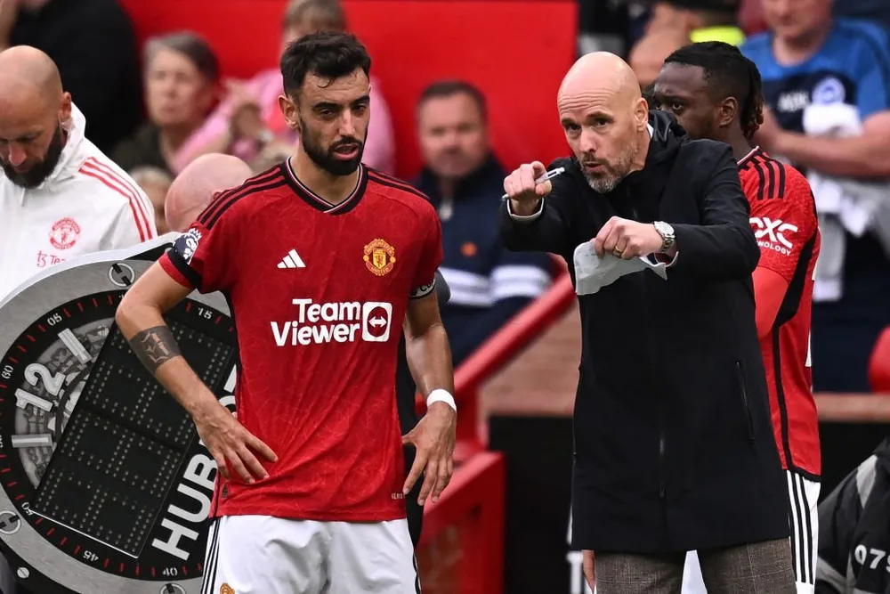 Bruno Fernandez nhận chỉ đạo từ HLV Ten Hag. Ảnh: GETTY mu-ten-hag-bruno-fernandes.jpeg