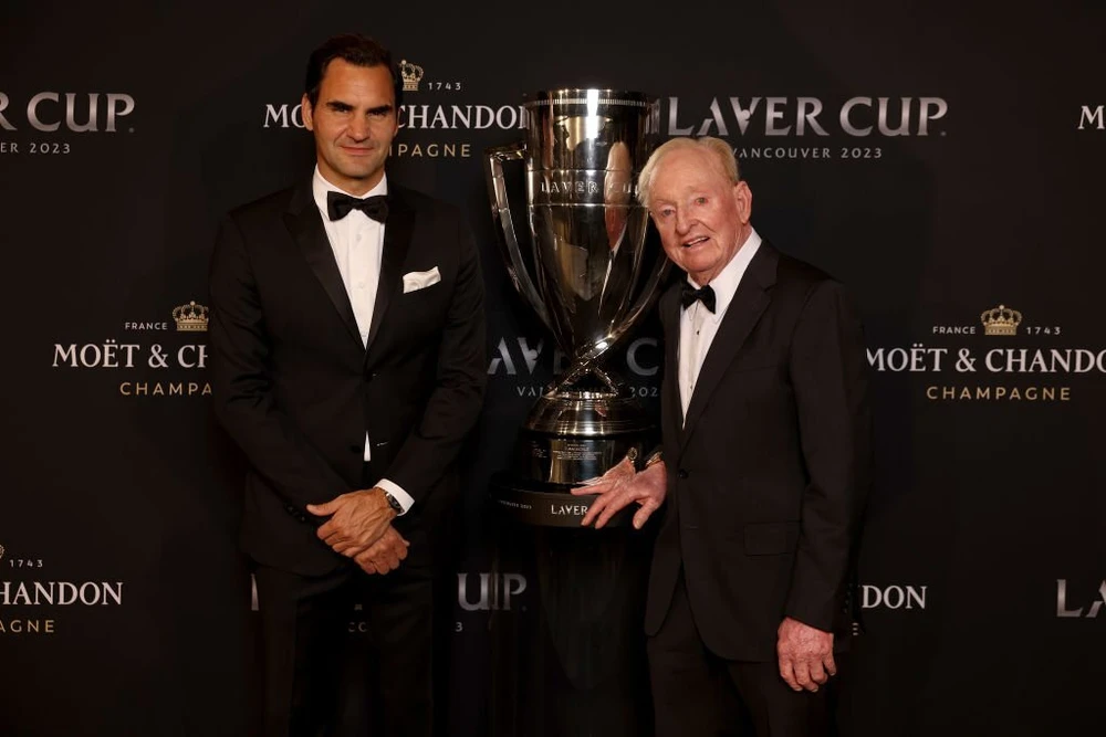 Federer chụp ảnh lưu niệm cùng với tiền bối Rod Laver và chiếc cúp vô địch Laver Cup 2023. Ảnh: GETTY federer-chiem song-laver-cup-3.jpg