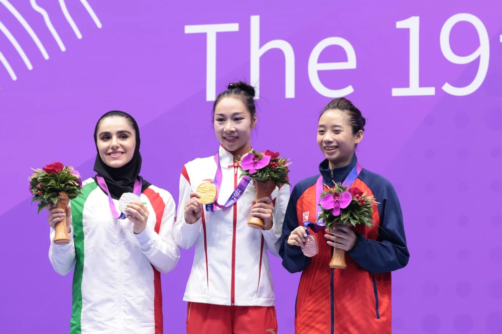 Võ sĩ Dương Thúy Vi (phải) trên mục nhận huy chương ASIAD 19. Ảnh: QUÝ LƯỢNG vo-si-duong-thuy-vi-3.jpg