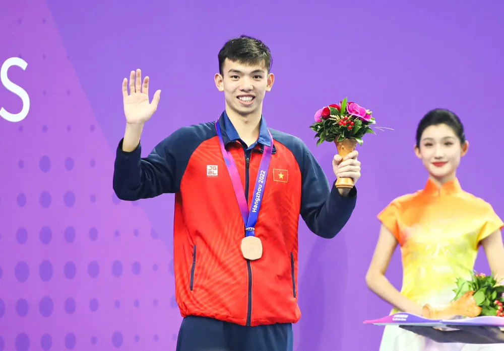 Kình ngư Nguyễn Huy Hoàng trên bục nhận huy chương ASIAD 19. Ảnh: QUÝ LƯỢNG kinh-ngu-nguyen-huy-hoang-vuot-chuan-a-1.jpg