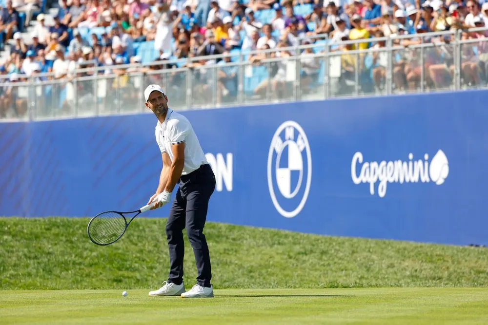 Tay vợt số 1 thế giới Djokovic thử cảm giác đánh golf bằng vợt tennis. Ảnh: GETTY novak-djokovic-choi-golf-bang-vot-tennis.jpg