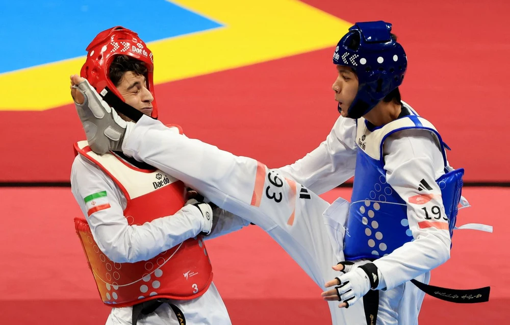 Banlung Taptimdang của Thái Lan (phải) đấu với Alireza Hosseinpour của Iran ở hạng cân dưới 63kg nam.jpeg