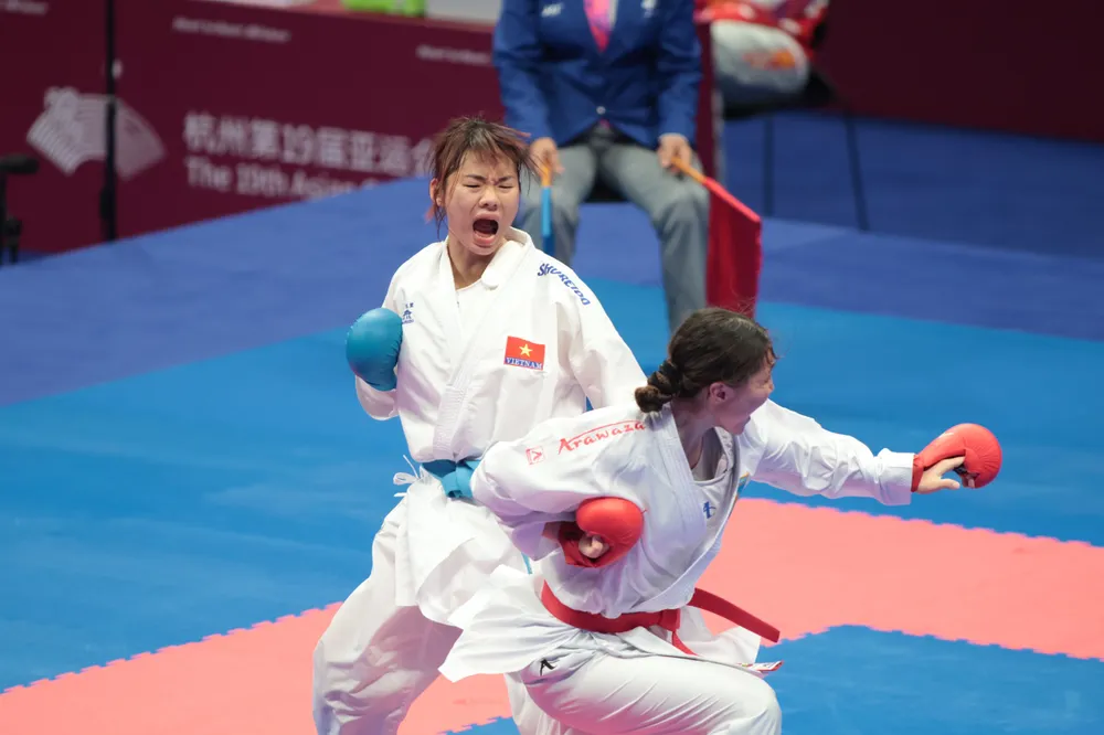 Nữ võ sĩ karate Nguyễn Thị Ngoan trong trận thắng tại bán kết. karate-nguyen-thi-ngoan-hcb-asiad-19.jpg