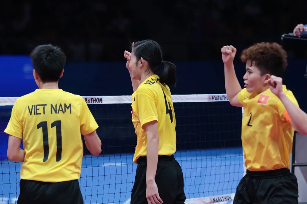 Các tuyển thủ cầu mây Việt Nam ăn mừng sau một pha ghi điểm trước Thái Lan. Ảnh: QUÝ LƯỢNG cau-may-nu-viet-nam.jpg