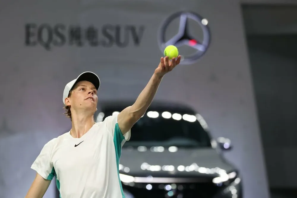 Tay vợt người Ý, Jannik Sinner nối gót Djokovic dự tranh ATP Finals. Ảnh: GETTY sinner-noi-got-djokovic.jpg