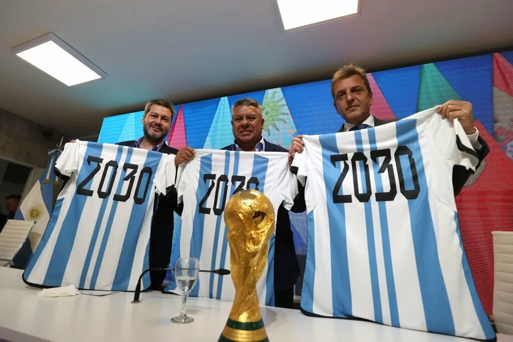World Cup 2030 tổ chức tại ba châu lục của FIFA đang vướng phải những chỉ trích từ nhiều ngành, nhiều giới. Ảnh: GETTY world-cup-2030-2.jpeg