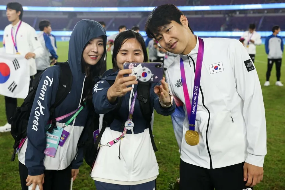 HLV Klinsmann khuyên Lee Kang-in luôn tỉnh táo khi đang phải đối mặt với những cám dỗ đến từ công chúng. Ảnh: GETTY hlv-klinsmann-nan-gan-sao-han-quoc-lee-kang-in-1.jpeg