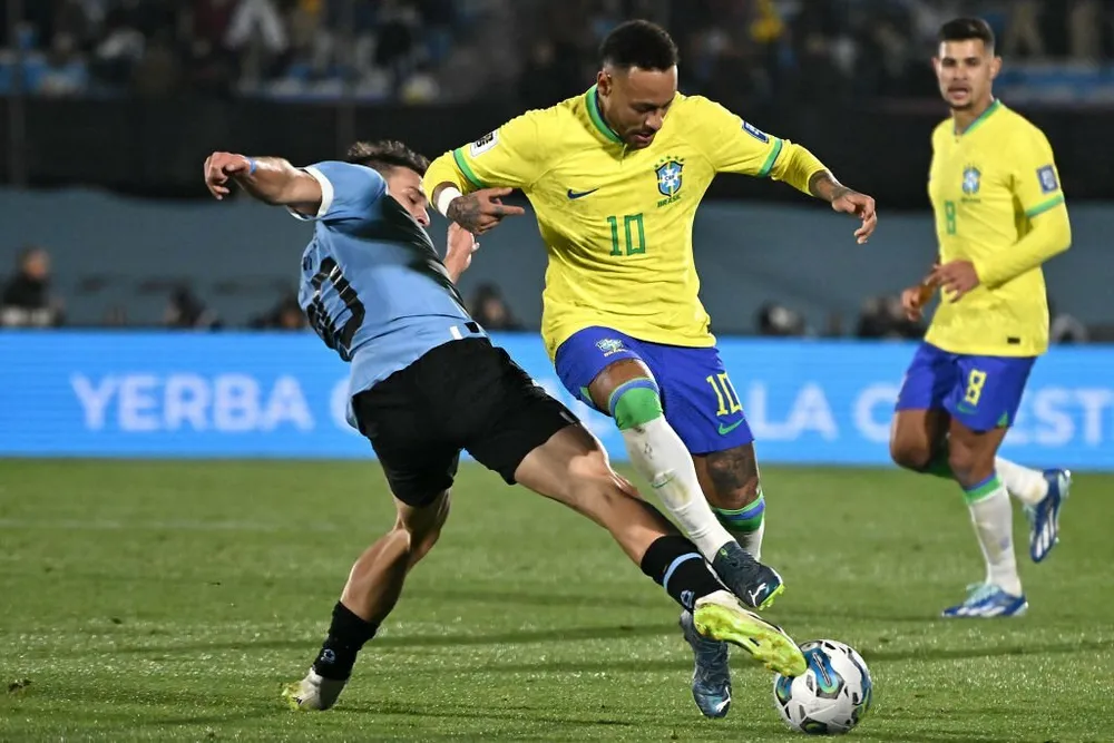 Tiền đạo Brazil, Neymar đi bóng trước khi bị chấn thương nghiêm trọng. Ảnh: GETTY neymar-chan-thuong-nghiem-trong-1.jpeg