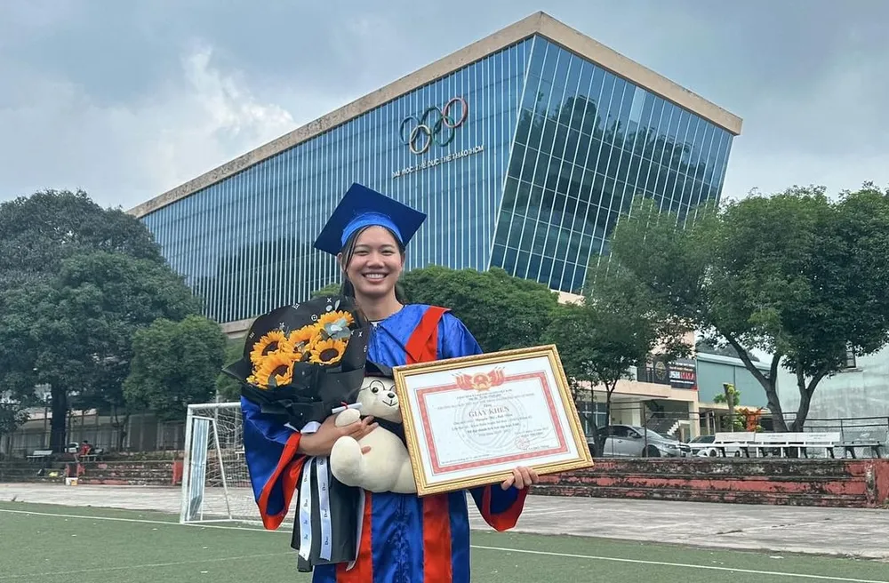 Ánh Viên cùng tấm bằng tốt nghiệp đại học TDTT chuyên ngành huấn luyện thể thao. Ảnh: FBVN cuu-kinh-ngu-anh-vien-tro-thanh-tan-cu-nhan-the-thao-2.jpeg