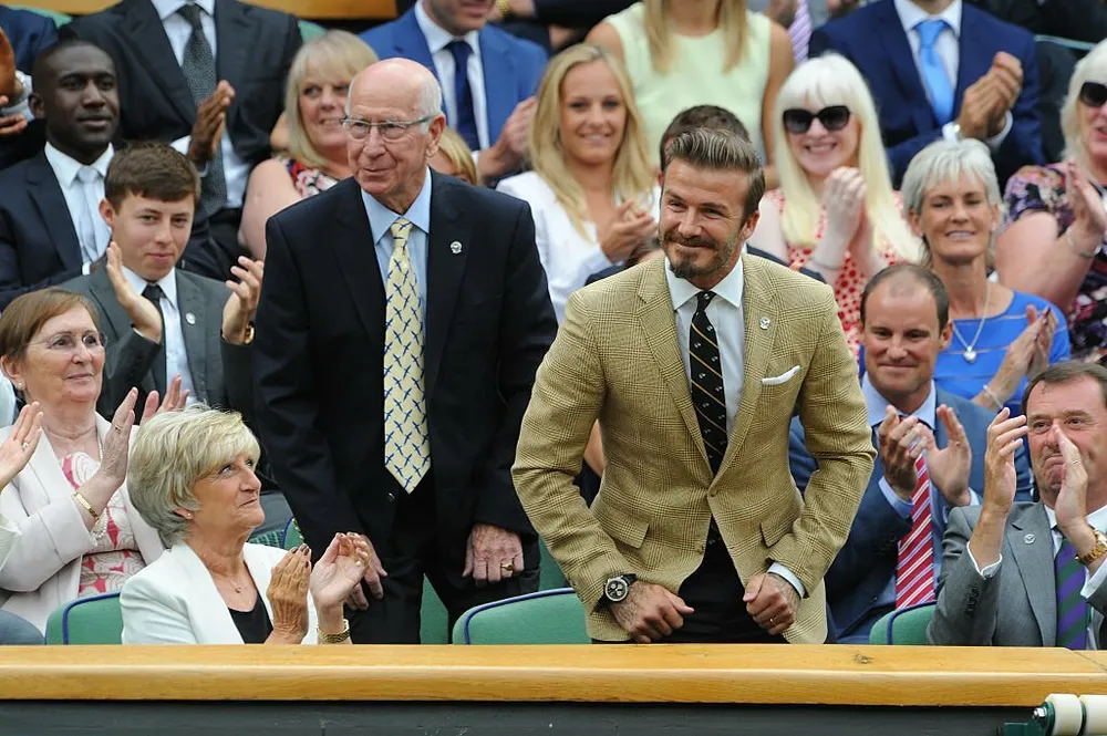 david-beckham-cung-hang-loat-sao-bong-da-tuong-nho-bobby-charlton-1.jpg