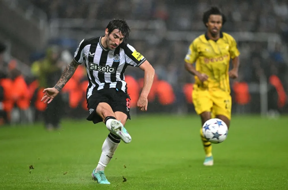 Tonali vào sân từ ghế dự bị trong trận thua của Newcastle tại Champions League. Ảnh: GETTY cau-thu-dat-gia-nhat-nuoc-y-lanh-an-2.jpg